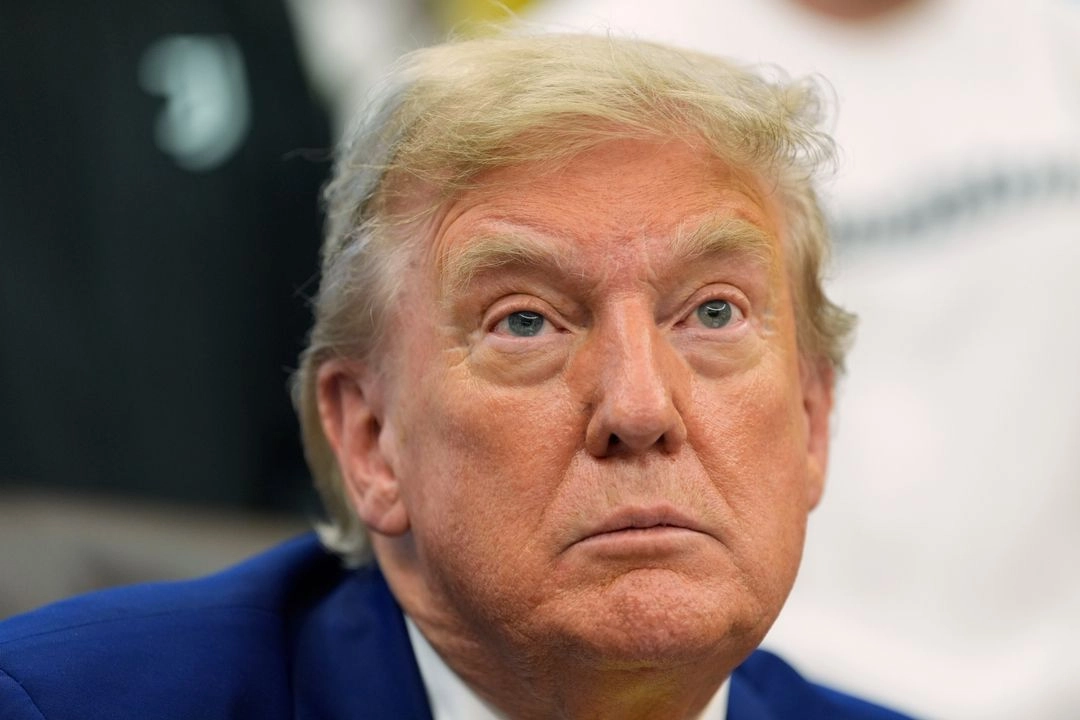 El presidente de EU, Donald Trump, habla con periodistas durante su reunión con miembros del club de futbol Juventus en la Oficina Oval de la Casa Blanca, en Washington, DC, el 18 de junio de 2025. Foto 