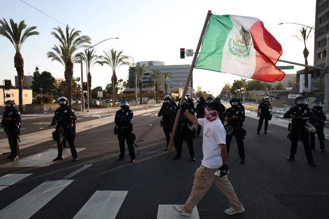 Una persona sostiene una bandera mexicana durante una protesta en Santa Ana, California. Foto